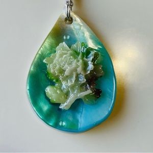 Brand New Carved Flower Shell Pendant Necklace